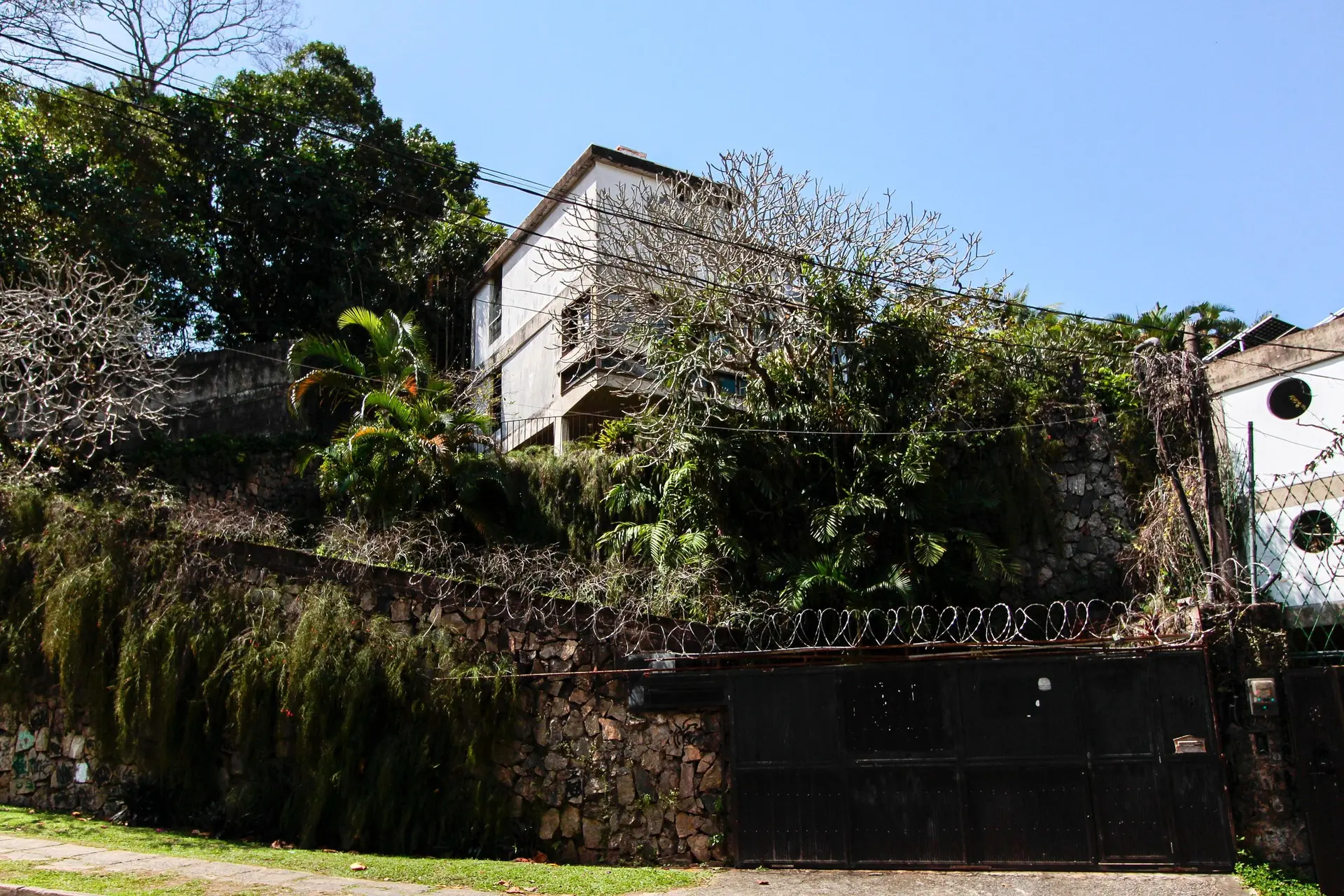Apartamento de 109 m² com banheira e janelas do piso ao teto — photo 26