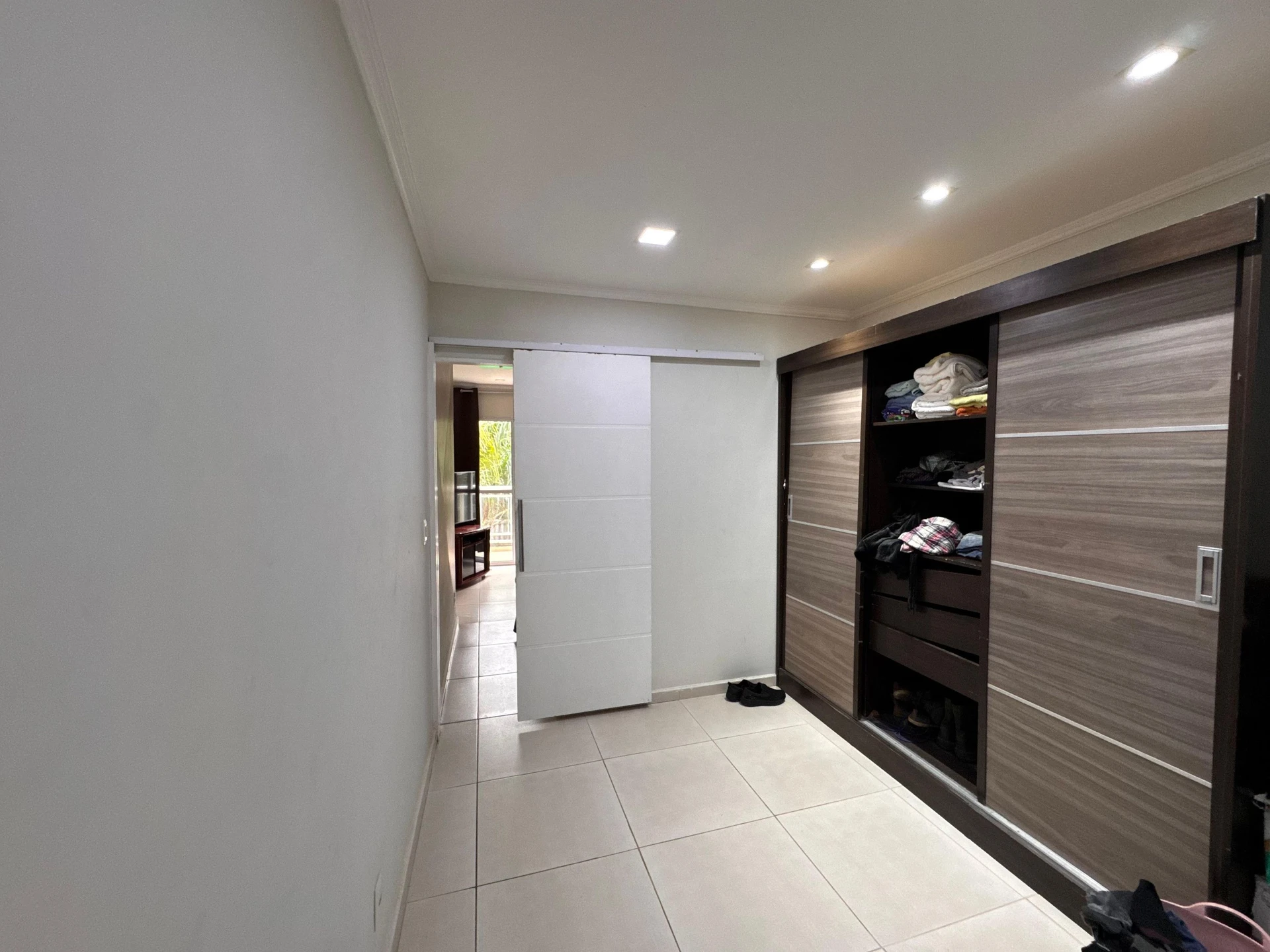 Furnished condo house with 3 bedrooms and laundry setup — photo 52