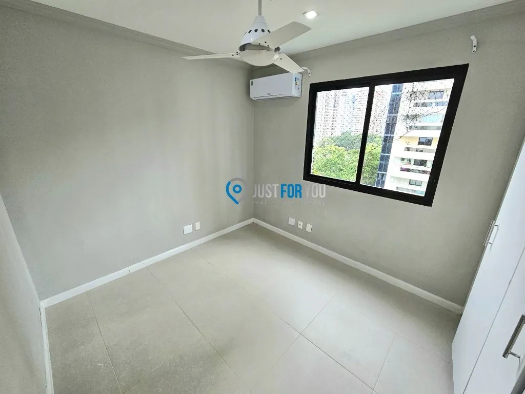 Walk-in closet in a 3-bedroom apartment, 128 m² — photo 13