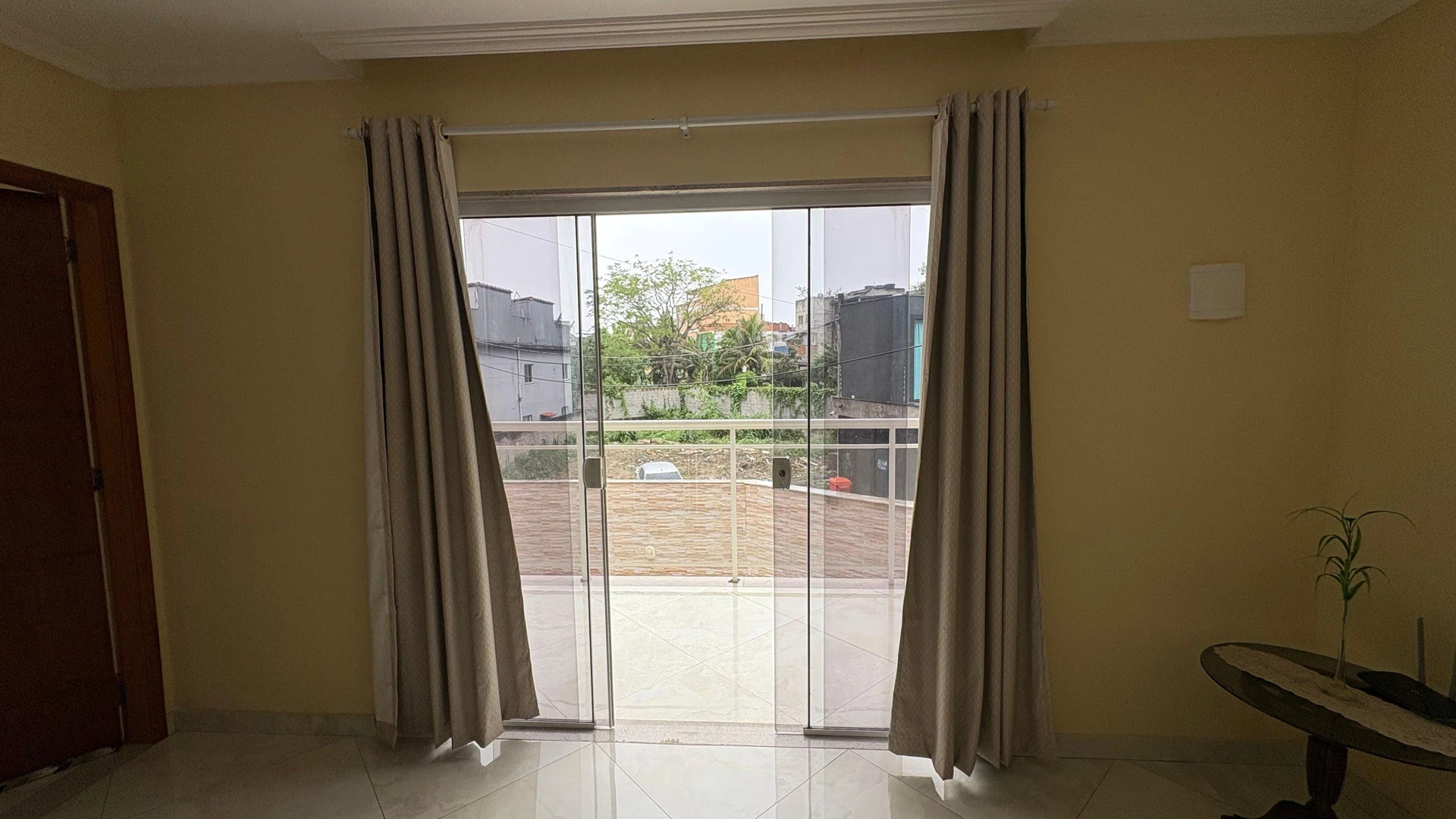 4-bedroom house with a glass-enclosed balcony — photo 25