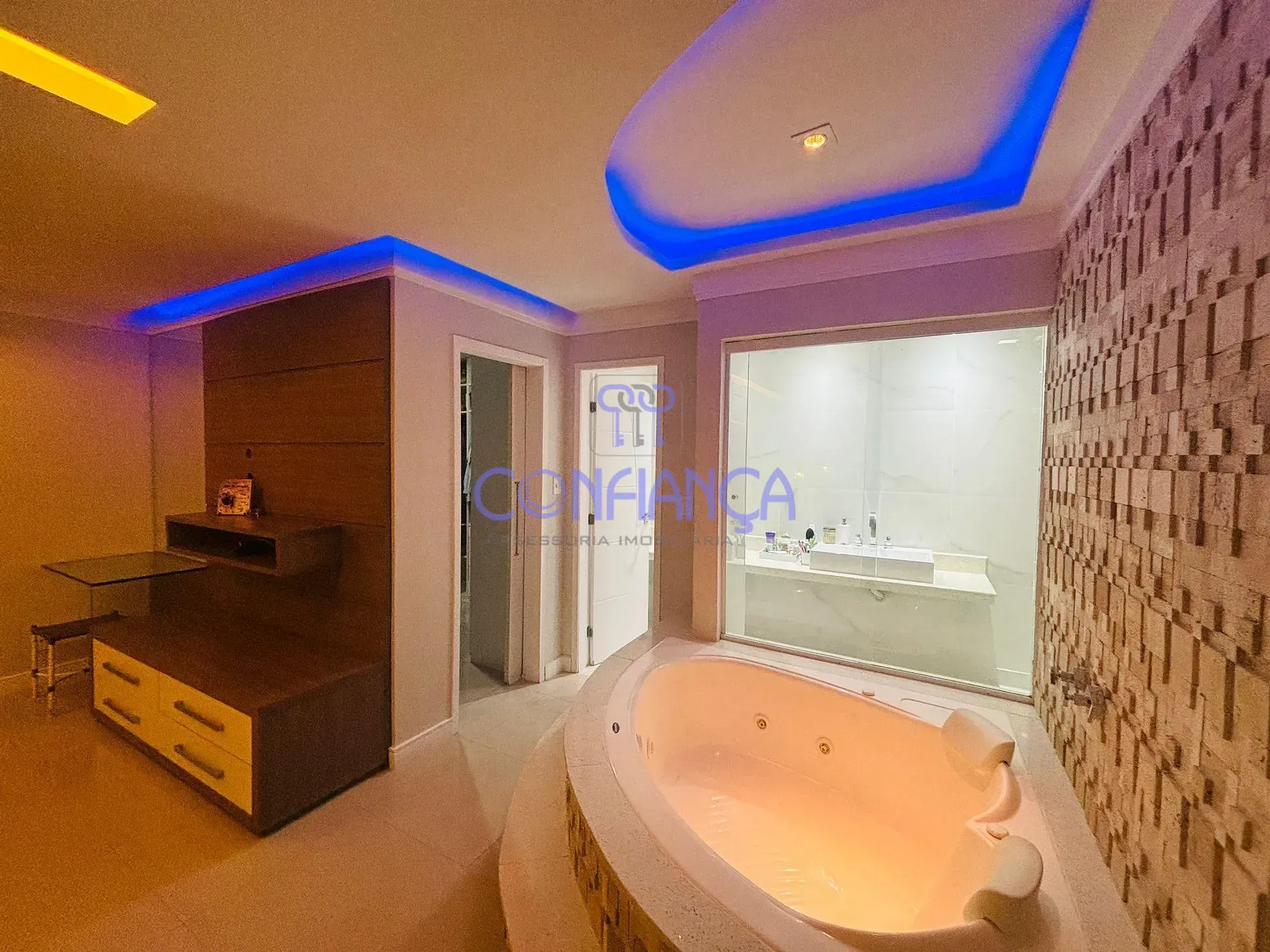 House with 4 en-suite bedrooms and 6 bathrooms — photo 19