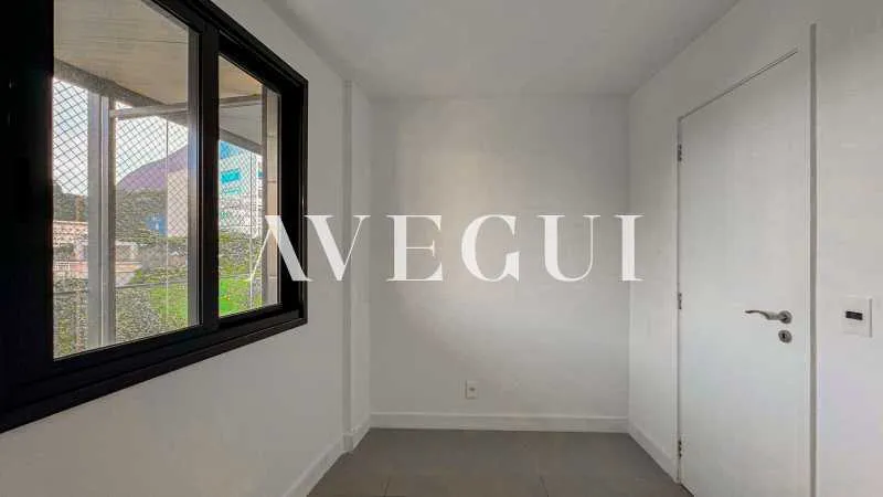 3-bedroom apartment in a building with a pool — photo 26