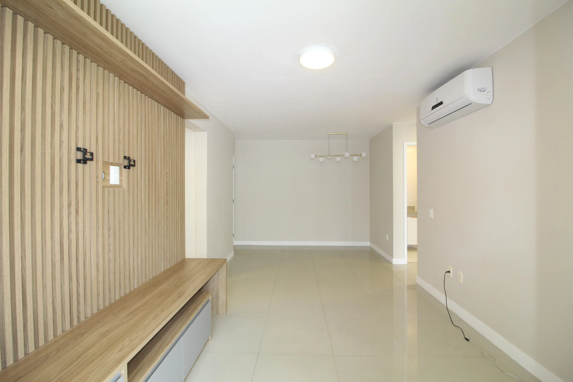 Balcony with a grill in a 2-bedroom apartment, 90 m² — photo 34