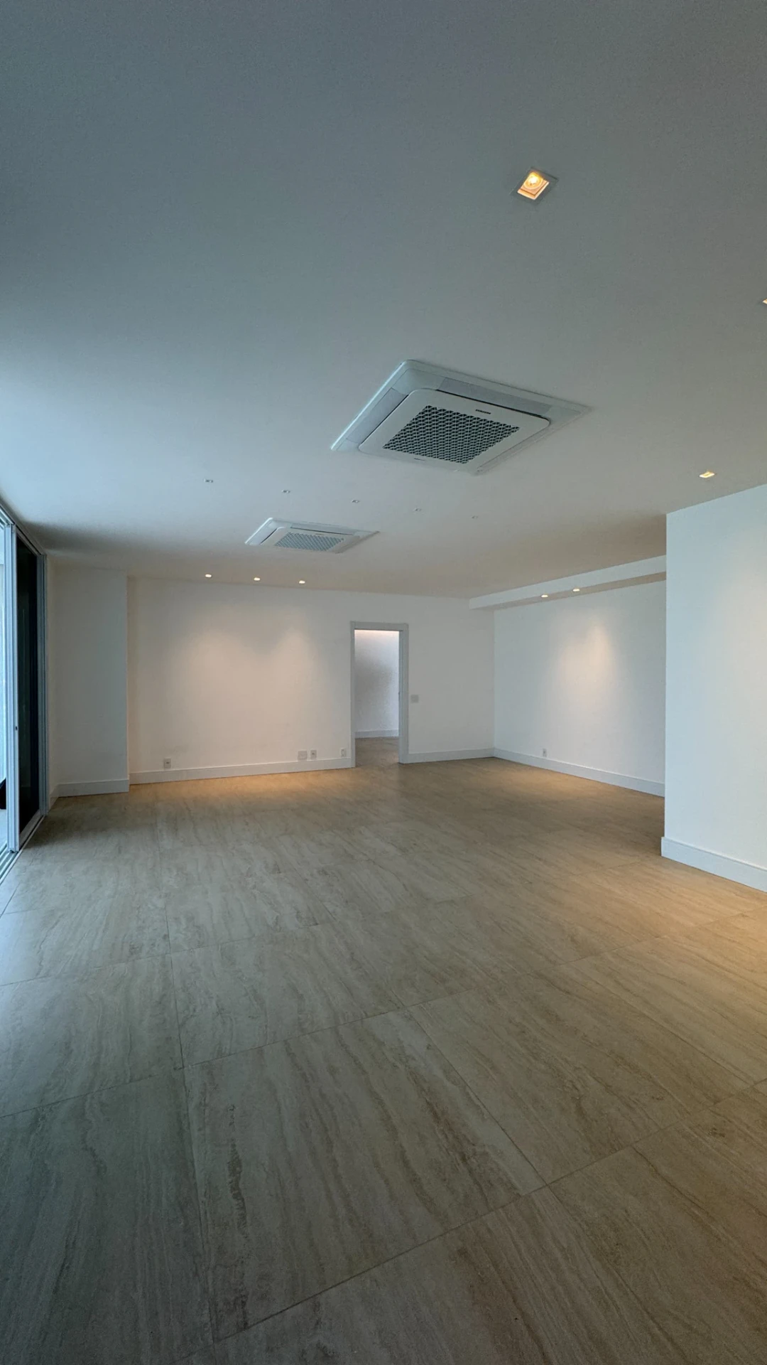 Apartamento, 268 m², com varanda envidraçada