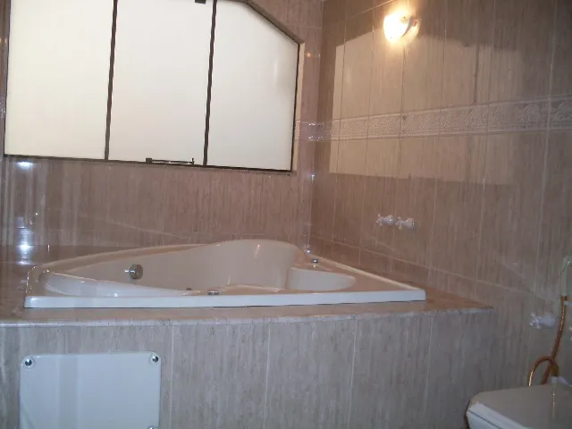 4-bedroom house with a bathtub in Curitiba — photo 4