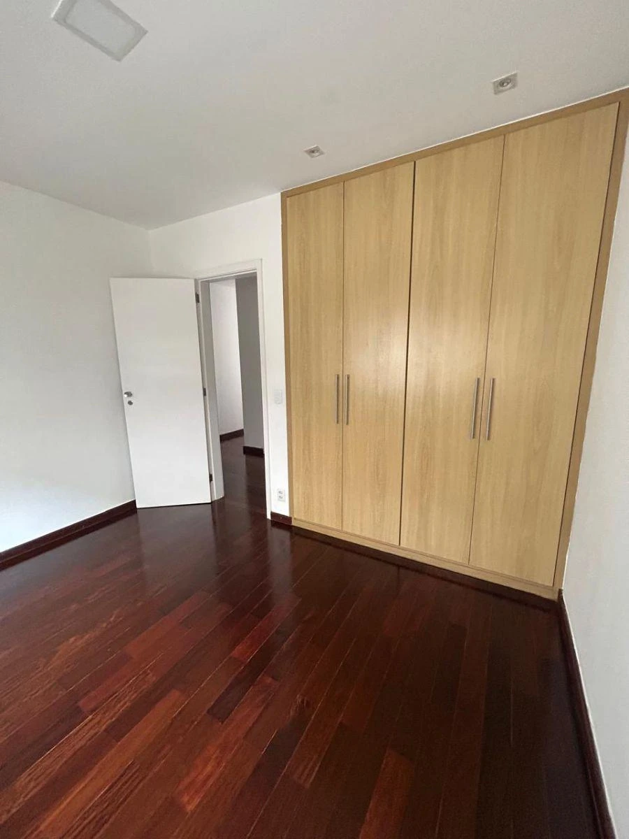 4-bedroom apartment with a walk-in closet — photo 14