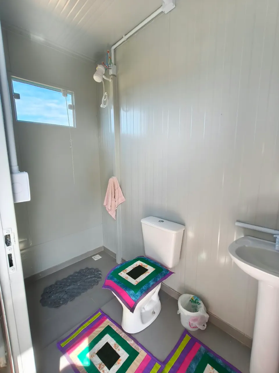 Unfurnished studio with compact kitchen and 1 parking spot