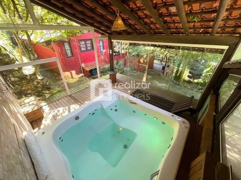 Furnished house, 500 m², with floor-to-ceiling windows