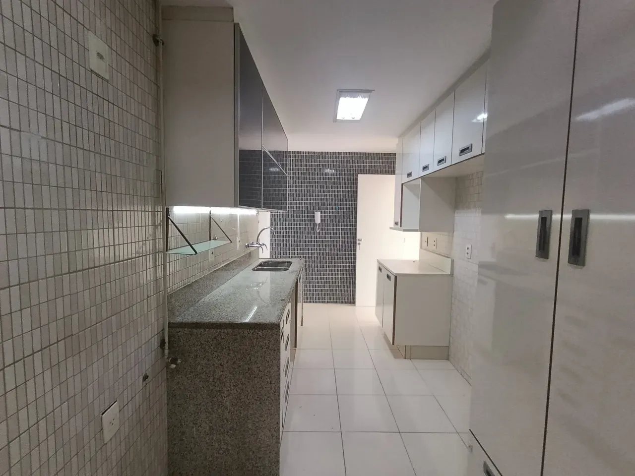 Unfurnished apartment with 3 bedrooms and 1 bathroom — photo 32