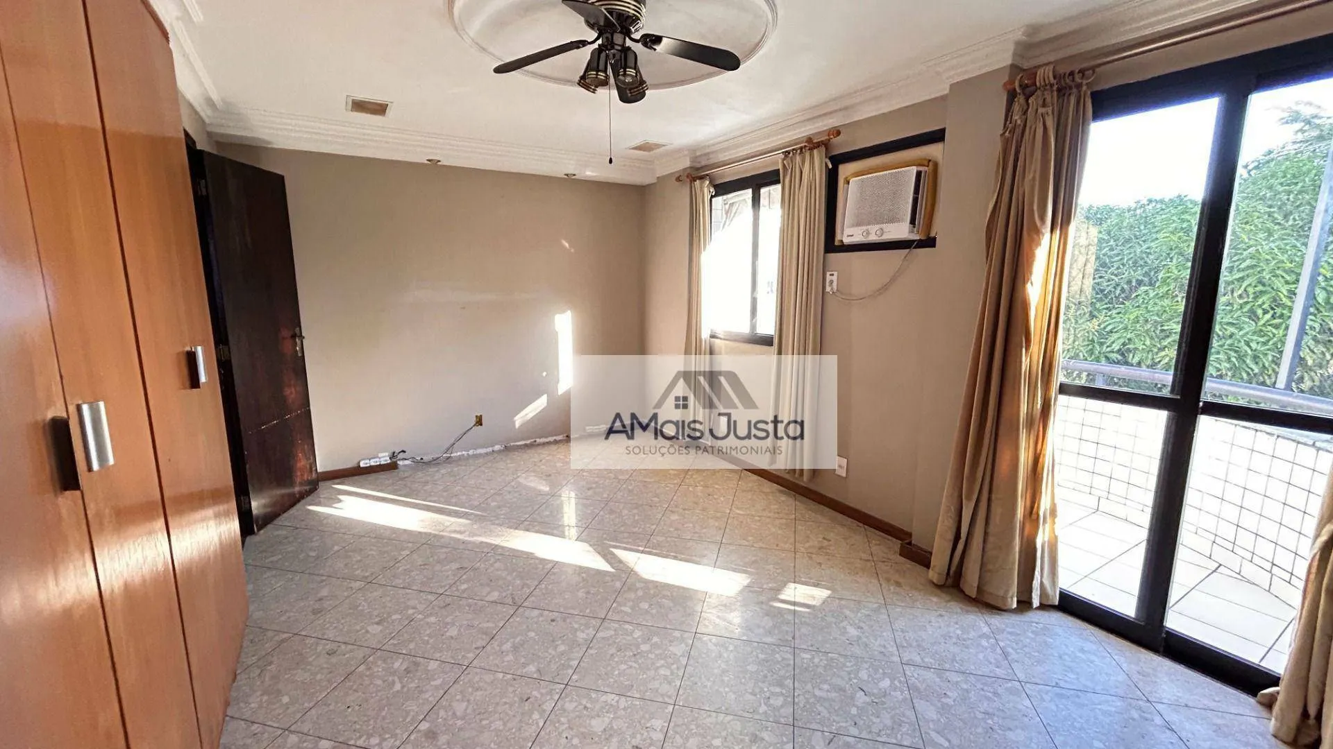 4-bedroom apartment in a building with a pool — photo 5