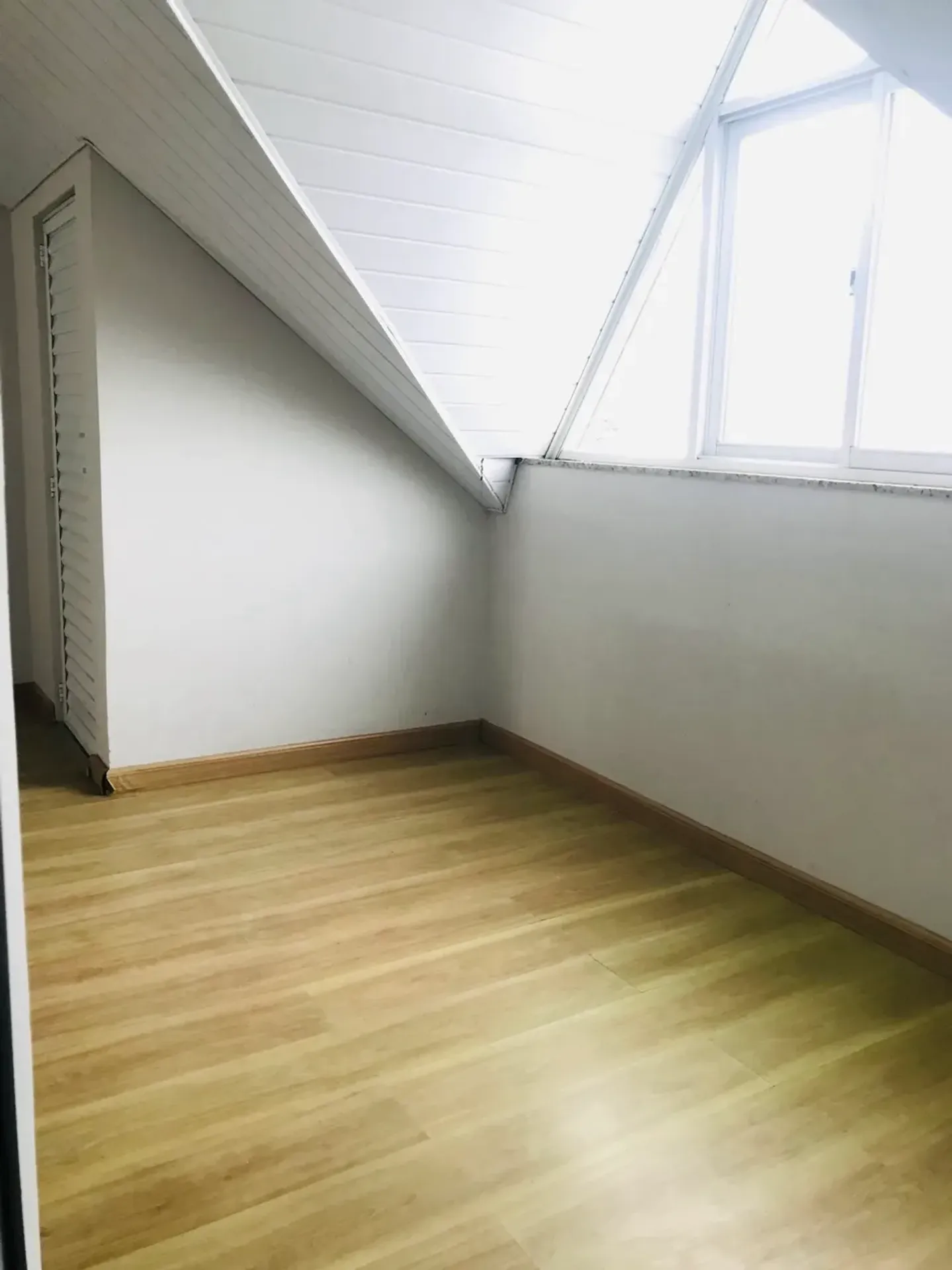 House with 4 bedrooms and 4 bathrooms and a separate kitchen — photo 22