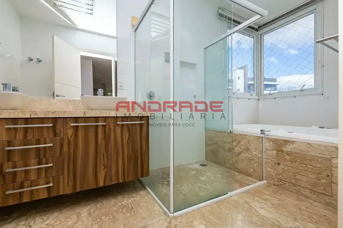 Apartment with 3 bedrooms and glass balcony — photo 43