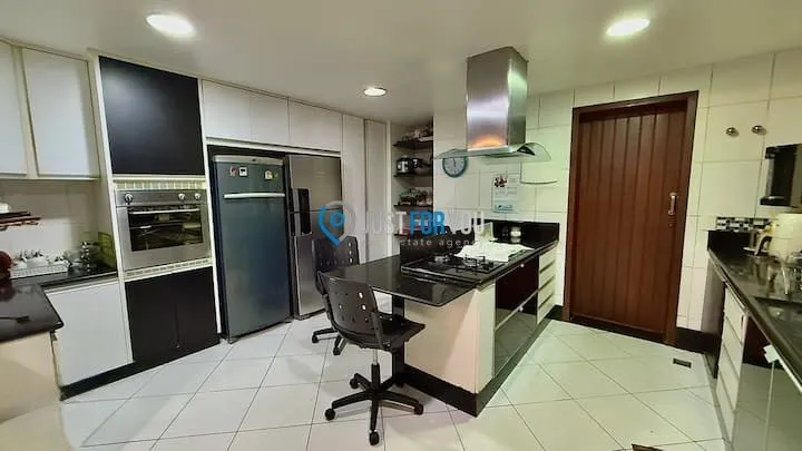 Casa mobiliada com 5 dormitórios e cozinha a gás
