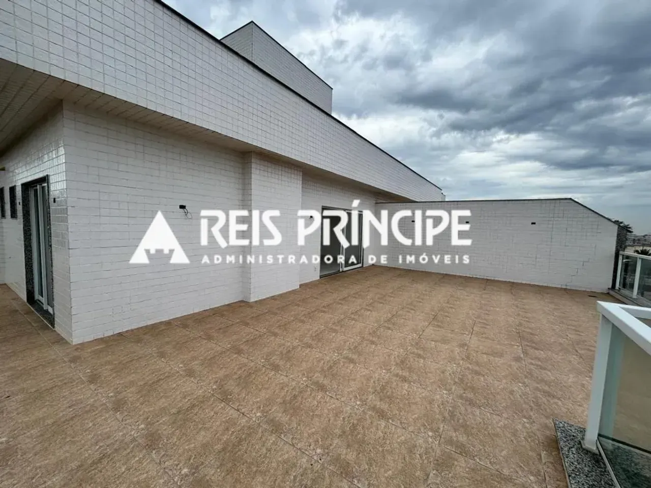 Unfurnished apartment with 4 bedrooms and a glass balcony — photo 10