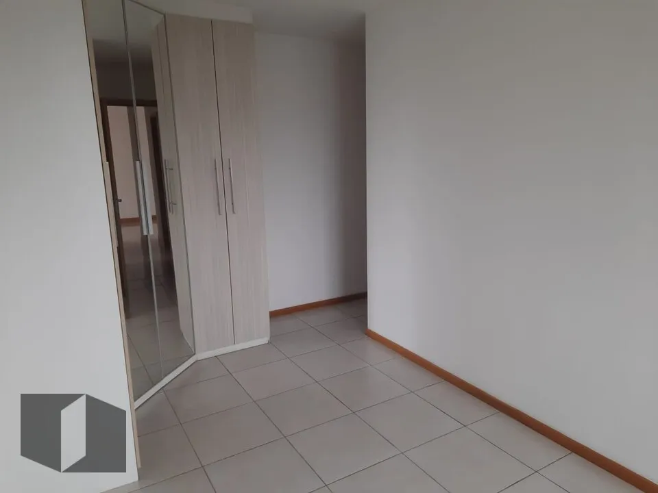 3-bedroom apartment with balcony and city views — photo 8