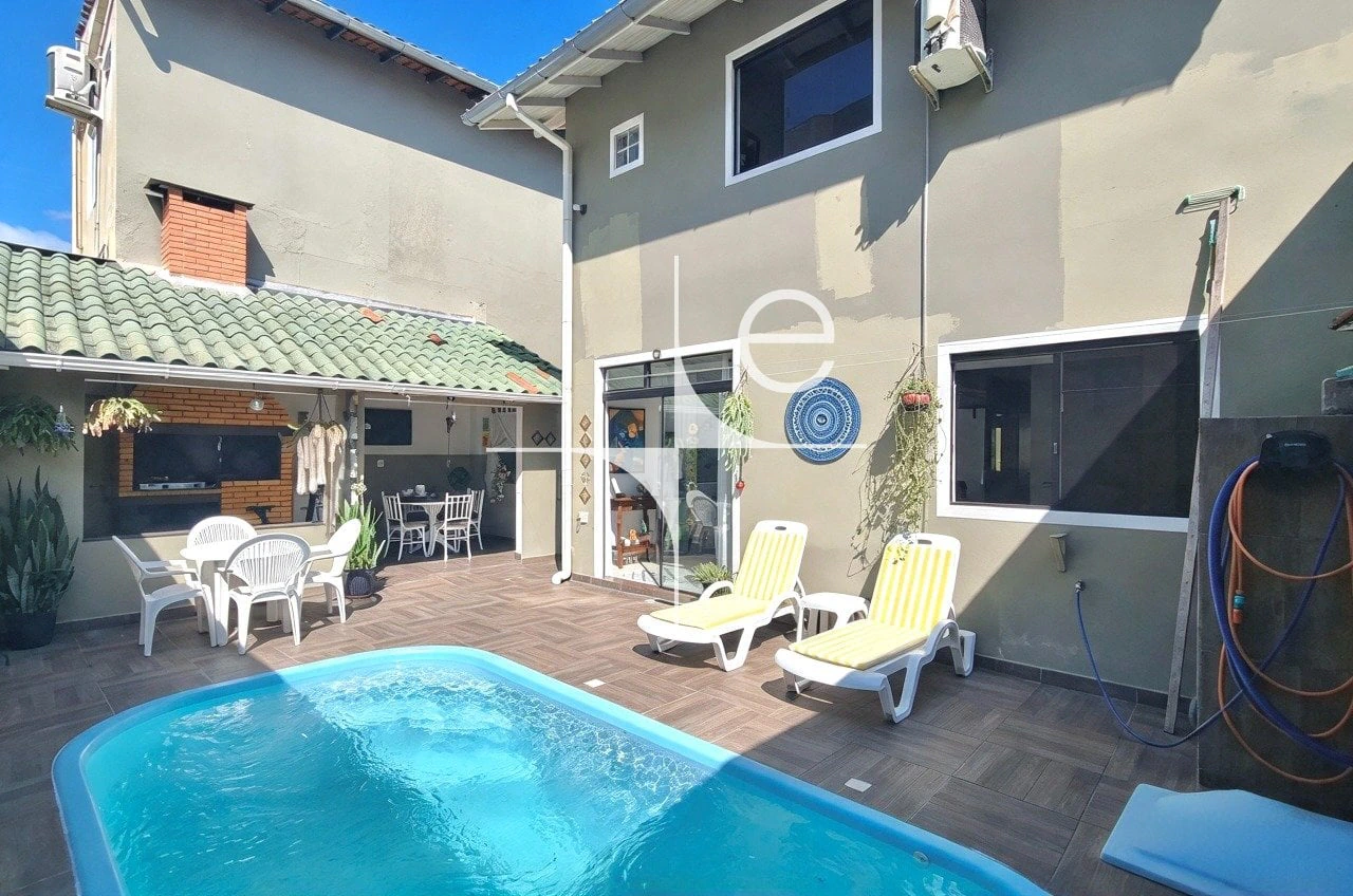 3-bedroom house with a grill on the balcony in Florianópolis — photo 17