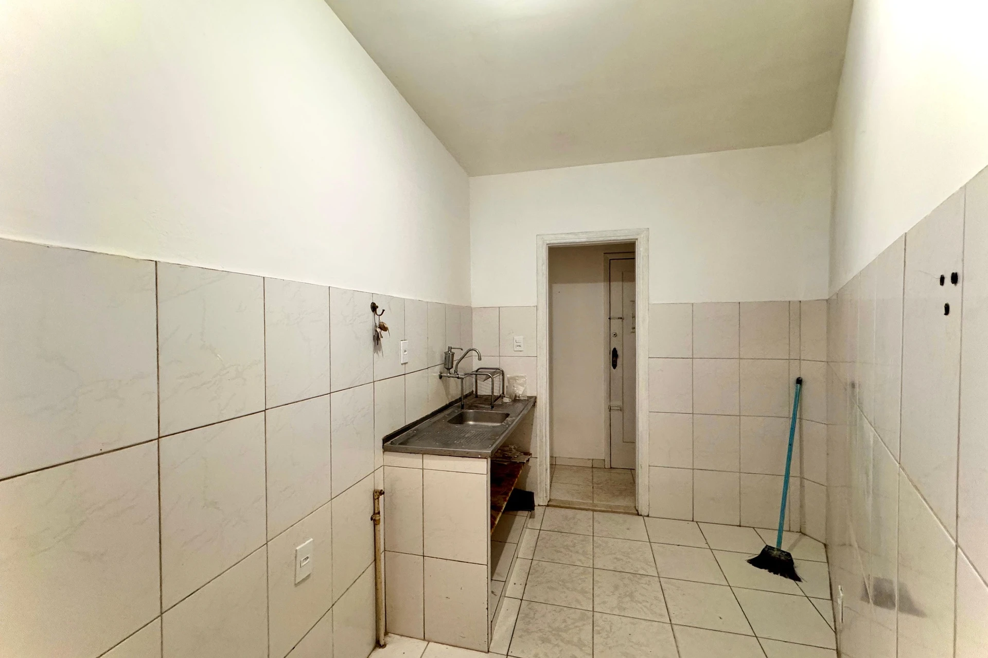 Невмебльована квартира з 3 спальнями і балконом — photo 22