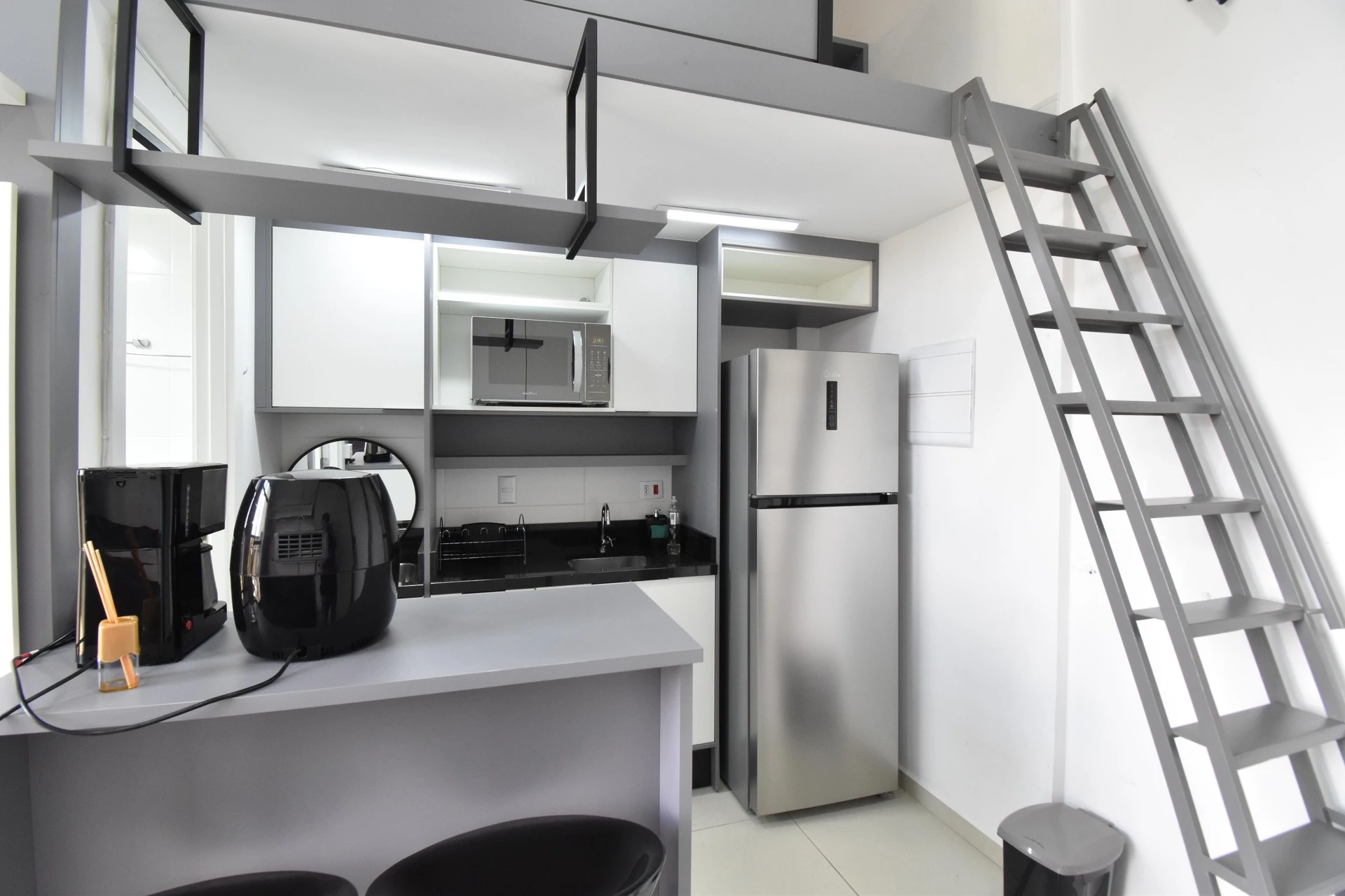 One-bedroom apartment in a building with a gym — photo 12