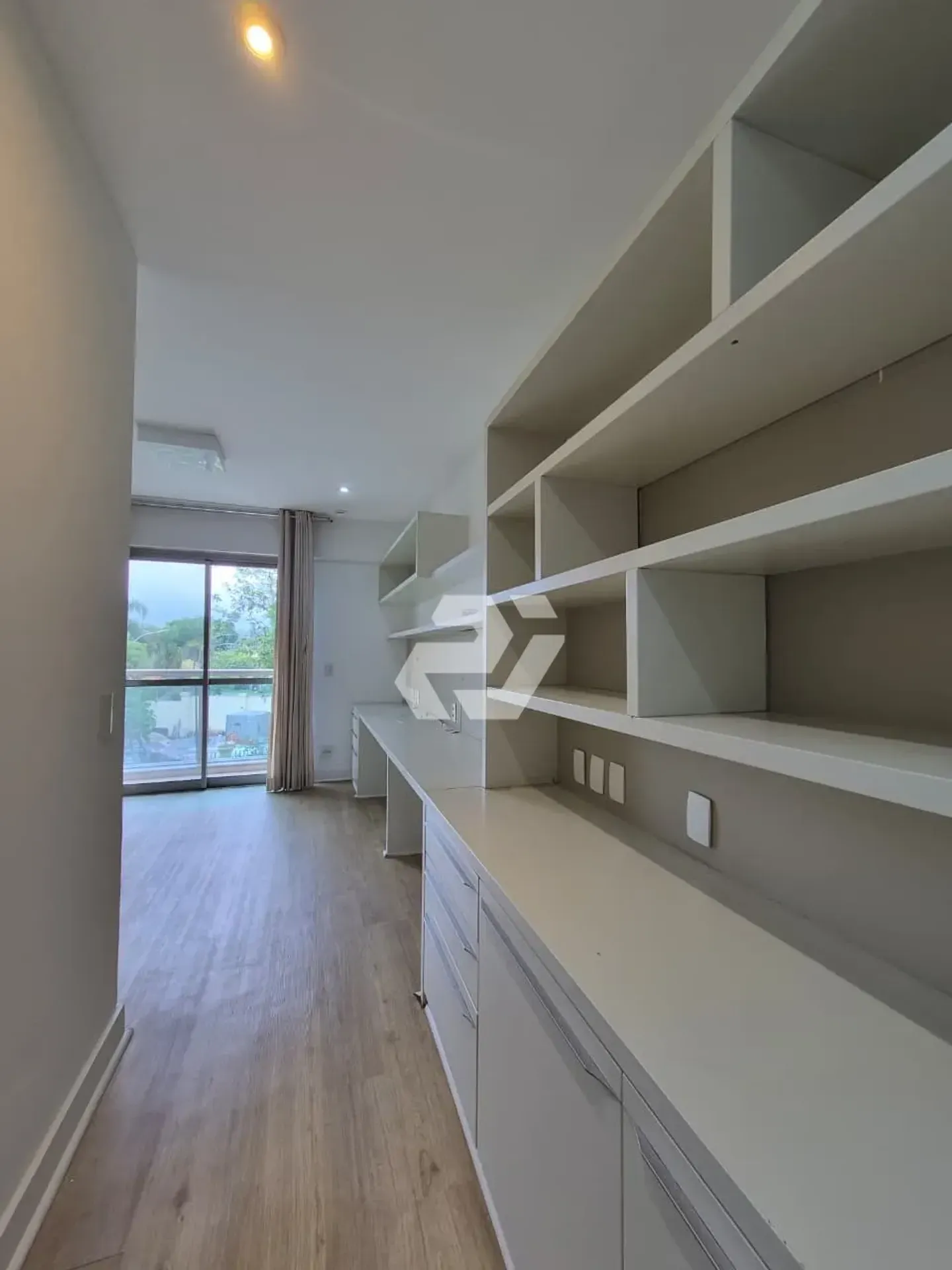 4-bedroom apartment with an enclosed glass balcony — photo 16