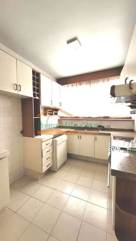 House with 3 bedrooms, 330 m² and 2 parking spaces — photo 2