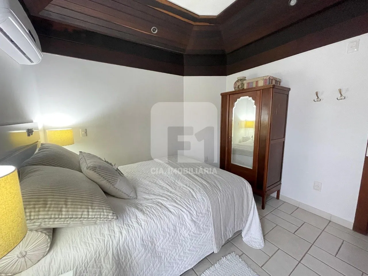 Furnished 350 m² house with 6 bedrooms and 3 suites — photo 4