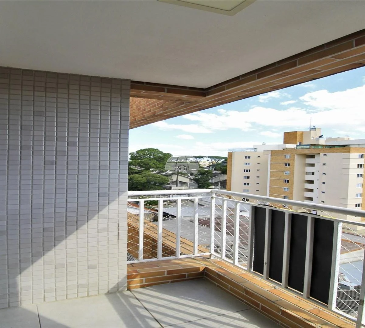 Balcony with a grill in a 2-bedroom apartment, 72 m² — photo 9