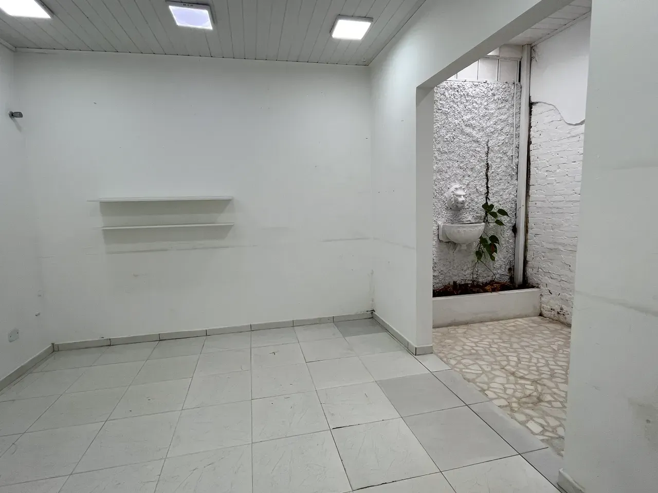 Unfurnished commercial house with 5 bedrooms and 2 baths — photo 9
