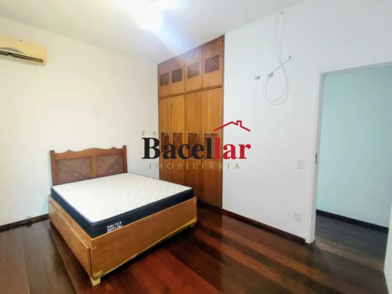 3-bedroom house with wood or laminate floors — photo 12