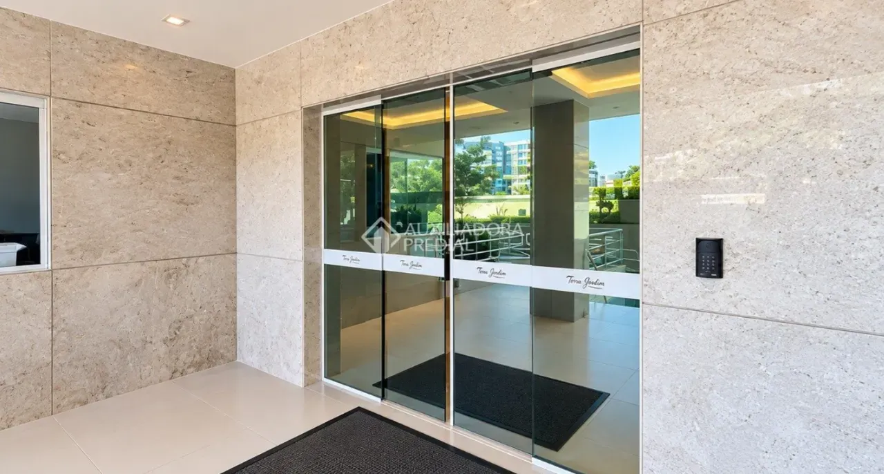 Balcony with a grill in a 4-bedroom apartment, 125 m² — photo 15