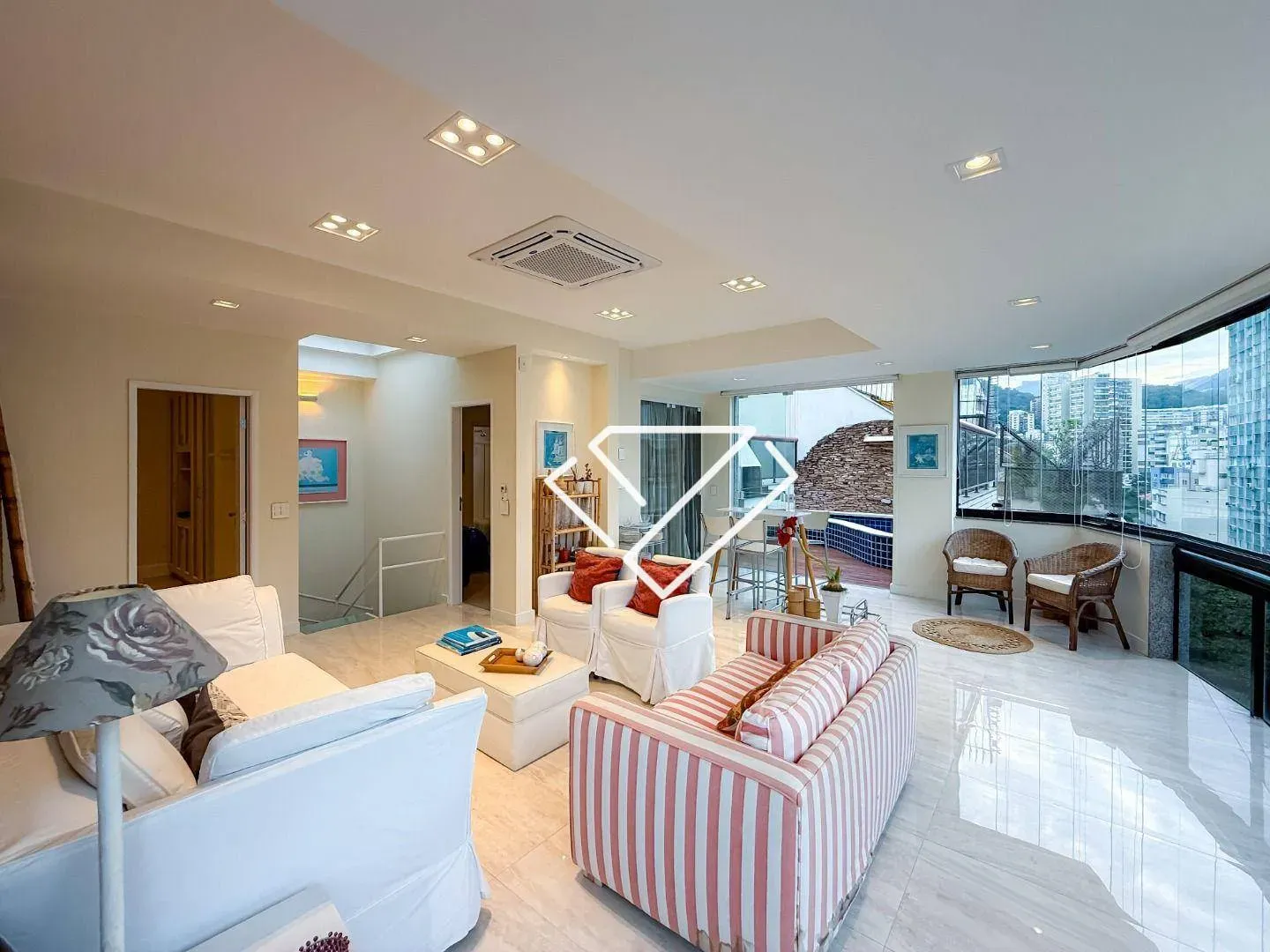 Furnished 4-bedroom apartment on the 6th floor