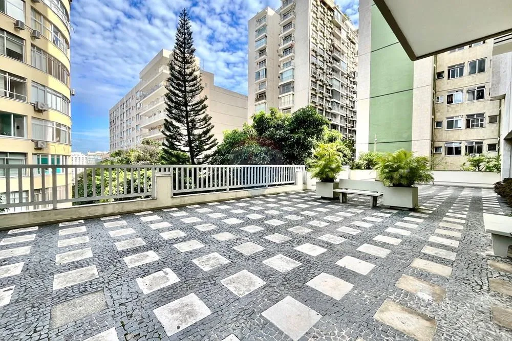 3-bedroom apartment with a mountain view in Rio de Janeiro — photo 13