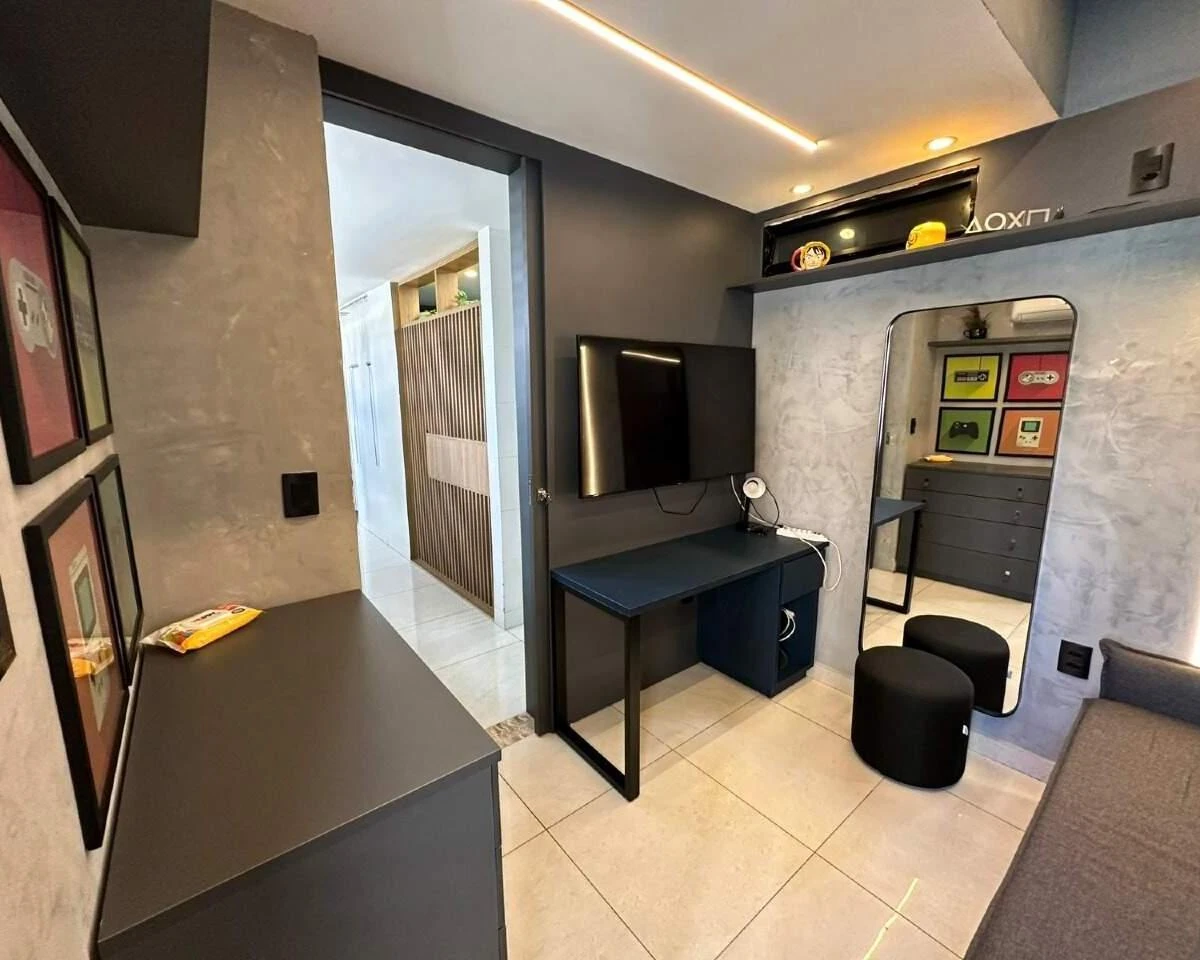 Glass-enclosed balcony in a 3-bedroom apartment, 190 m² — photo 17