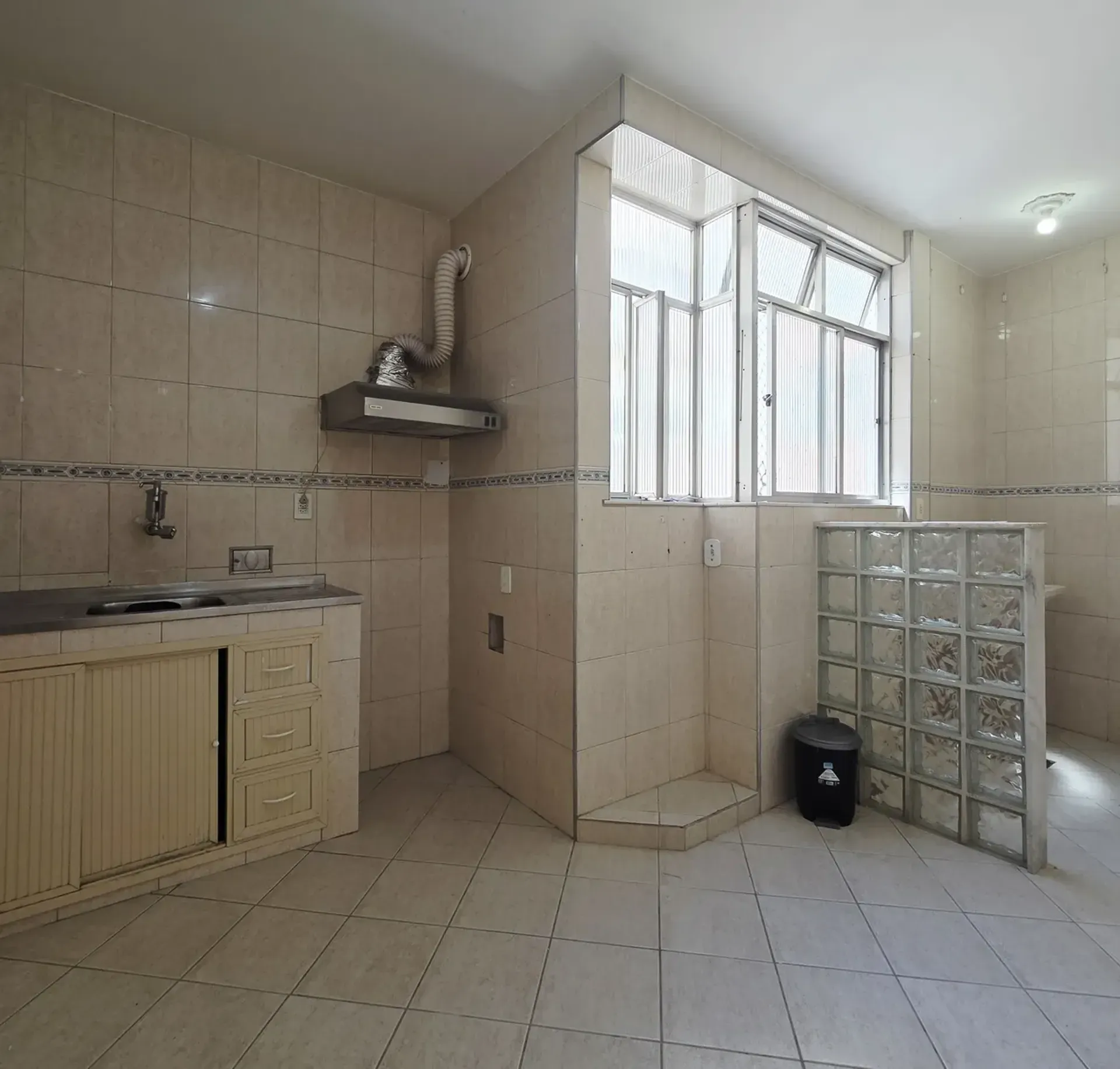 Apartamento com 2 quartos, 1 banheiro e cozinha fechada — photo 22