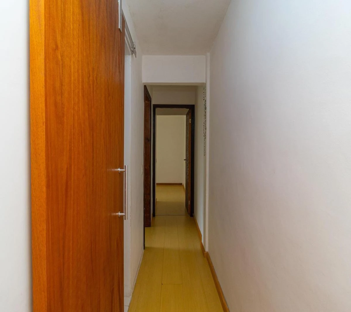 2-bedroom apartment with wood or laminate floors in Curitiba — photo 19
