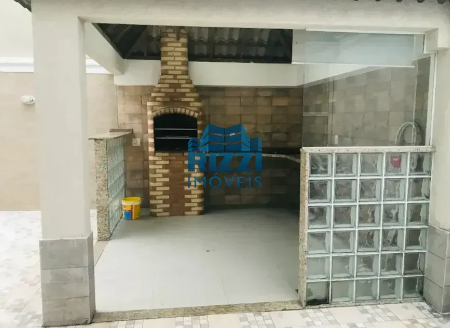 House with 4 bedrooms and a balcony with a built-in grill — photo 8