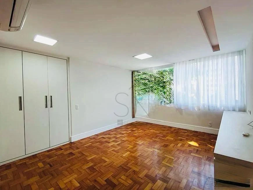 Home office in a 4-bedroom apartment, 316 m² — photo 3