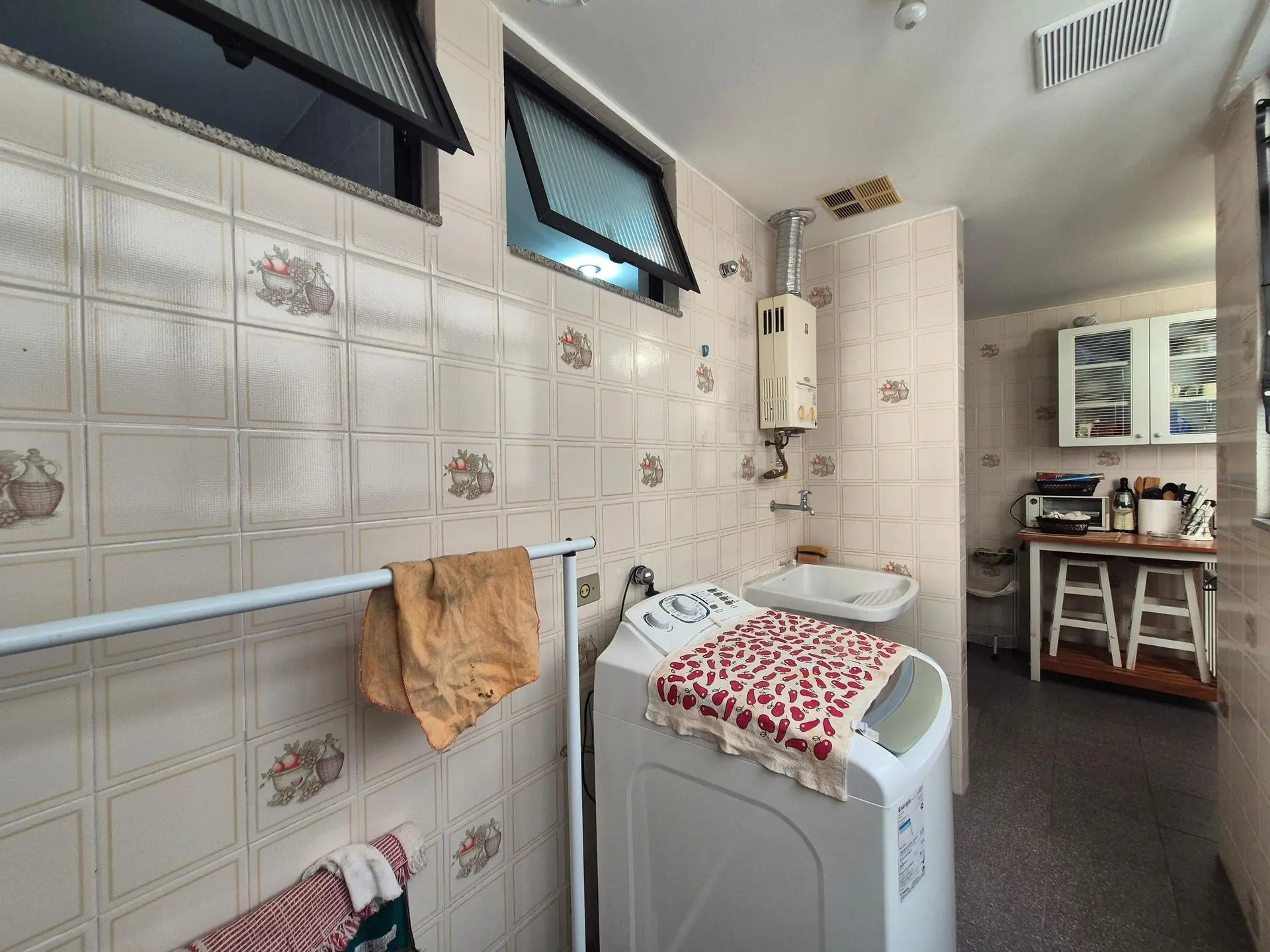 Glass-enclosed balcony in a 2-bedroom apartment, 84 m² — photo 21