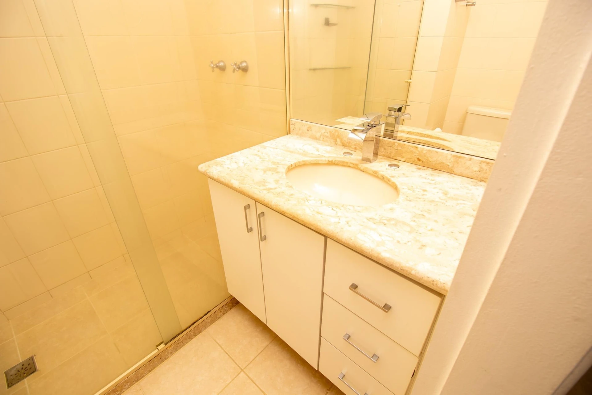 3-bedroom apartment with a glass-enclosed balcony — photo 56