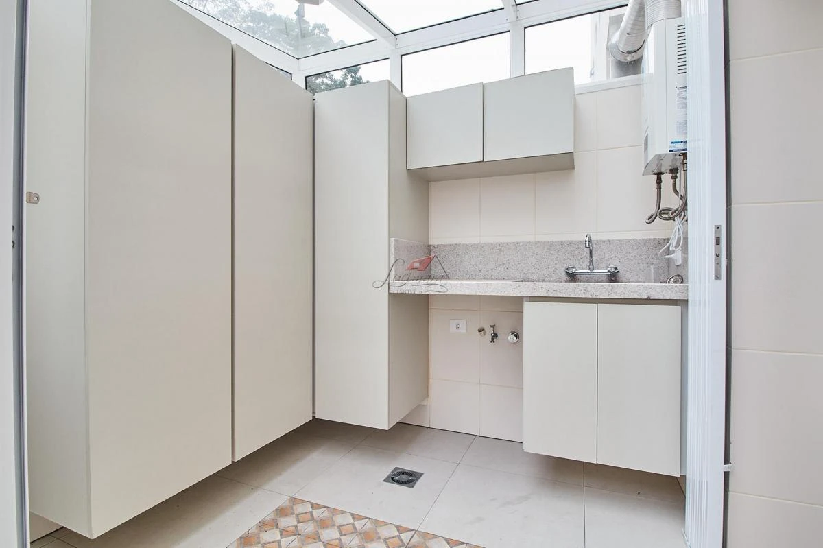 Balcony with a grill in a 2-bedroom apartment, 129 m² — photo 20