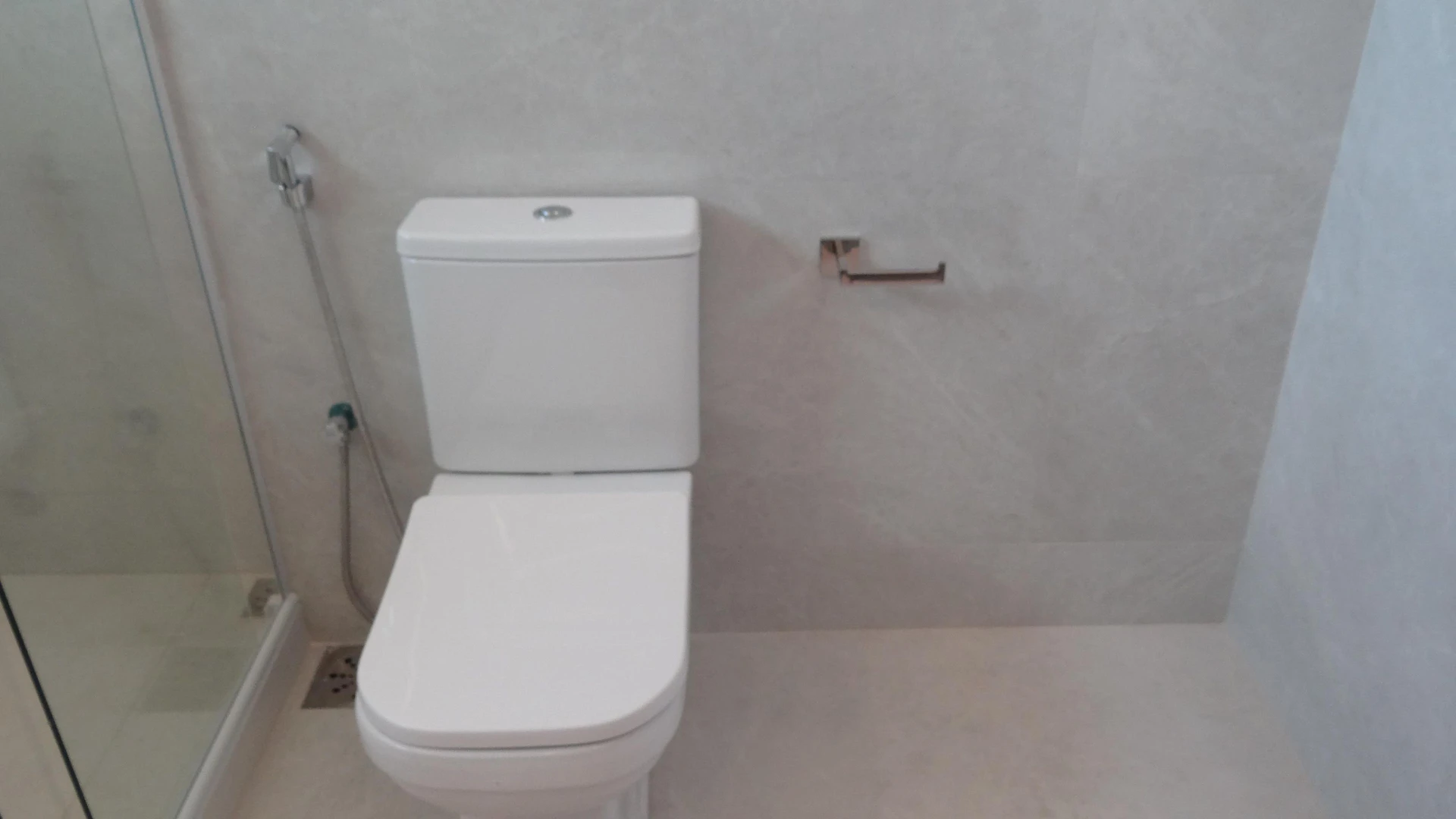 Casa de 384 m² com janelas do piso ao teto e varanda gourmet — photo 44