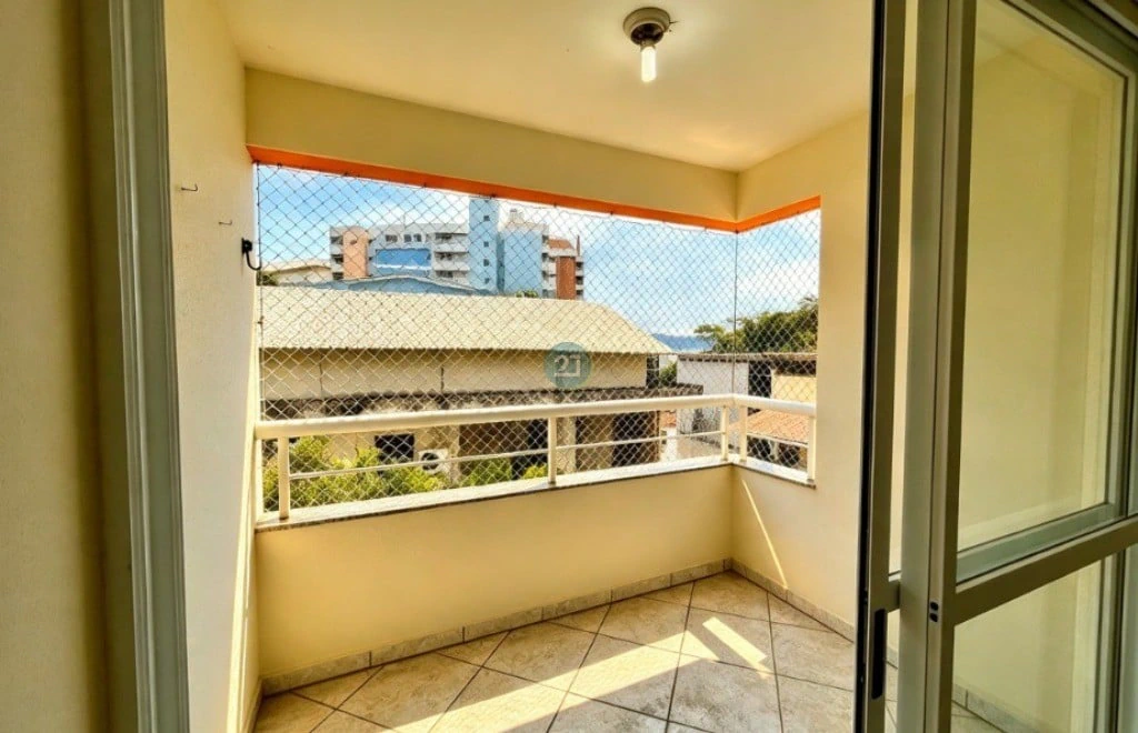 3-bedroom apartment in a building with a pool — photo 4