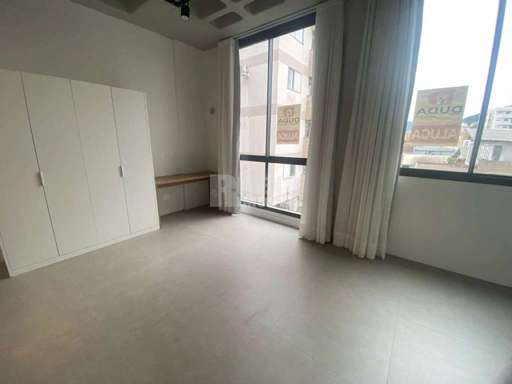 40 m² studio with fitted storage and 1 parking spot — photo 3