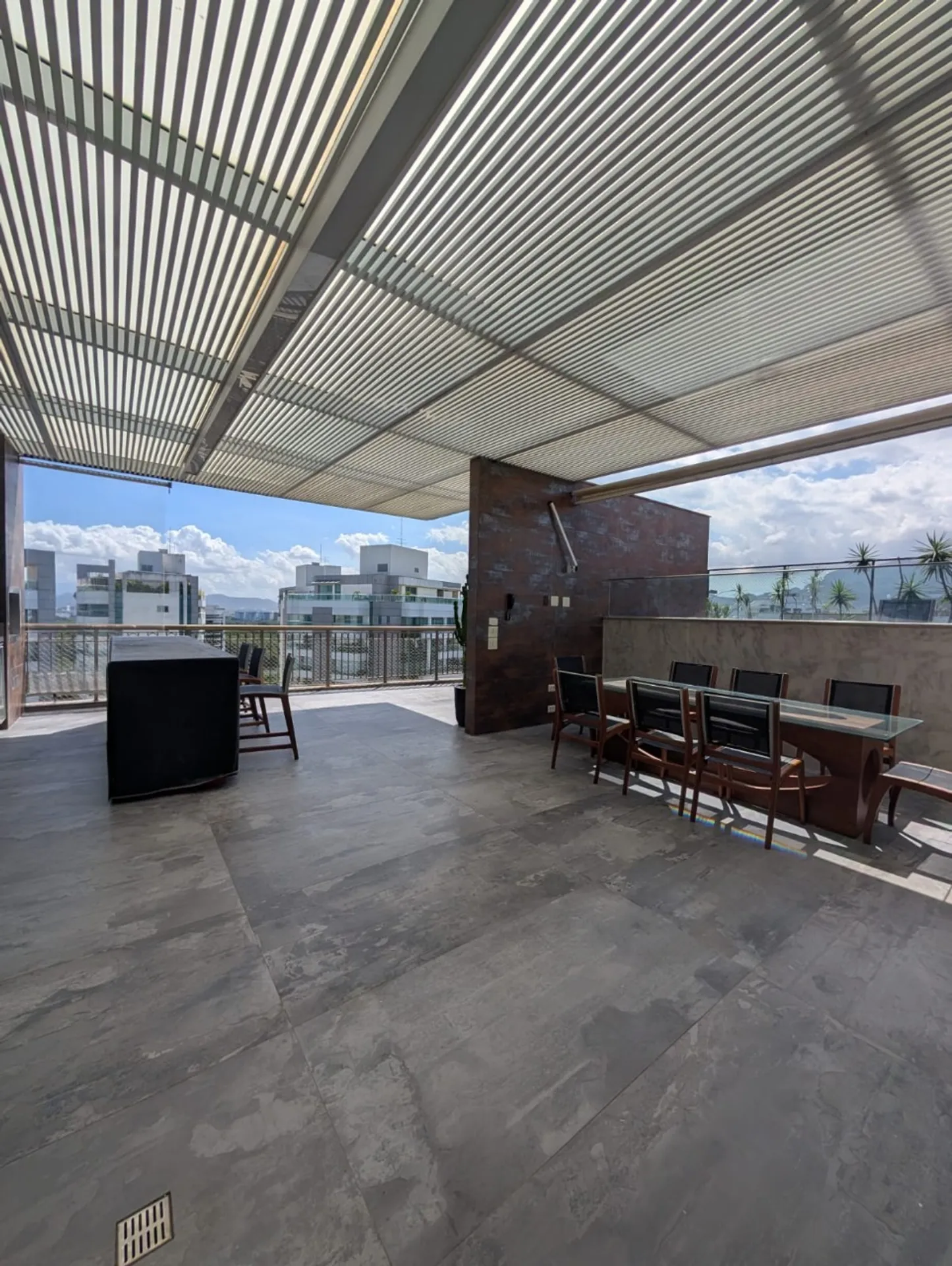 Apartment, 370 m², with a grill on the balcony
