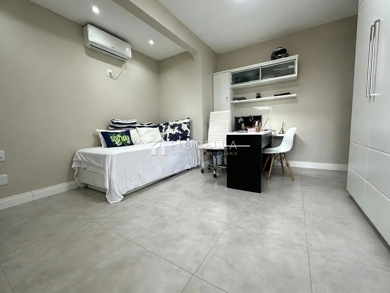 Furnished apartment, 184 m², with a glass-enclosed balcony — photo 6