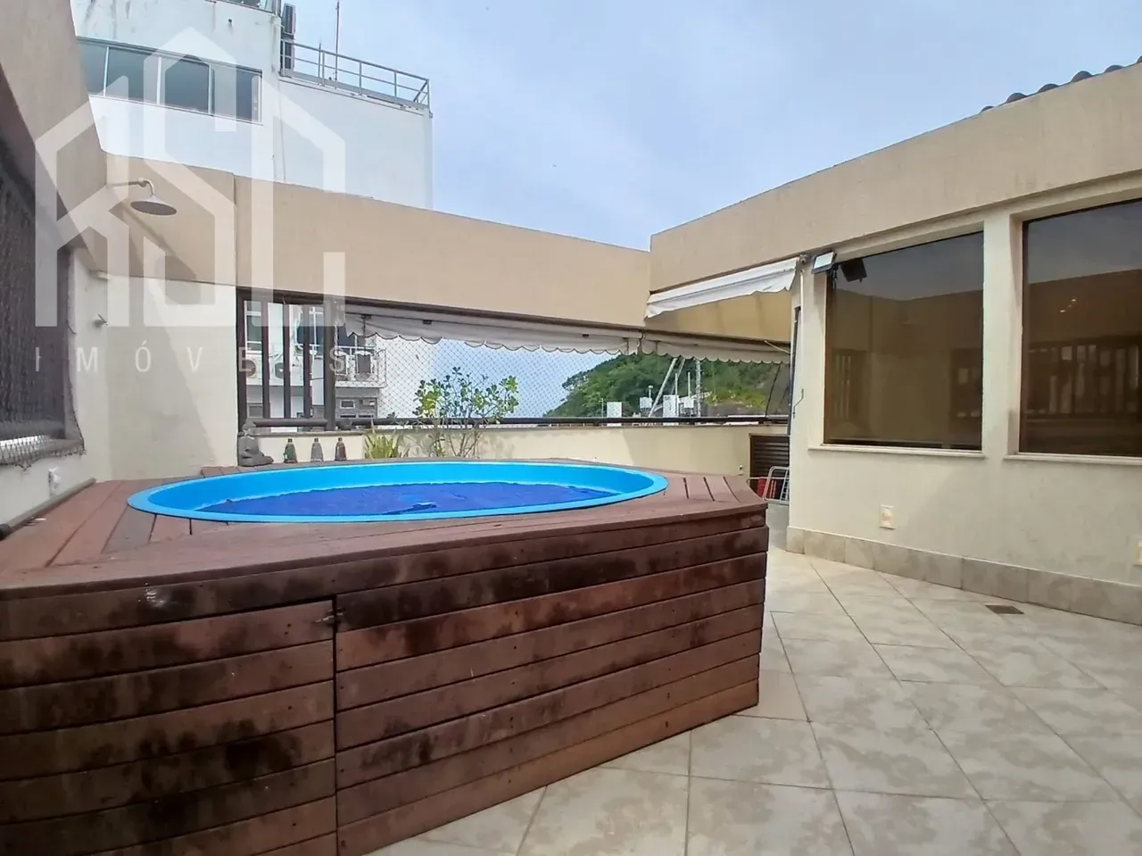 Balcony with a grill in a 2-bedroom apartment, 153 m² — photo 43