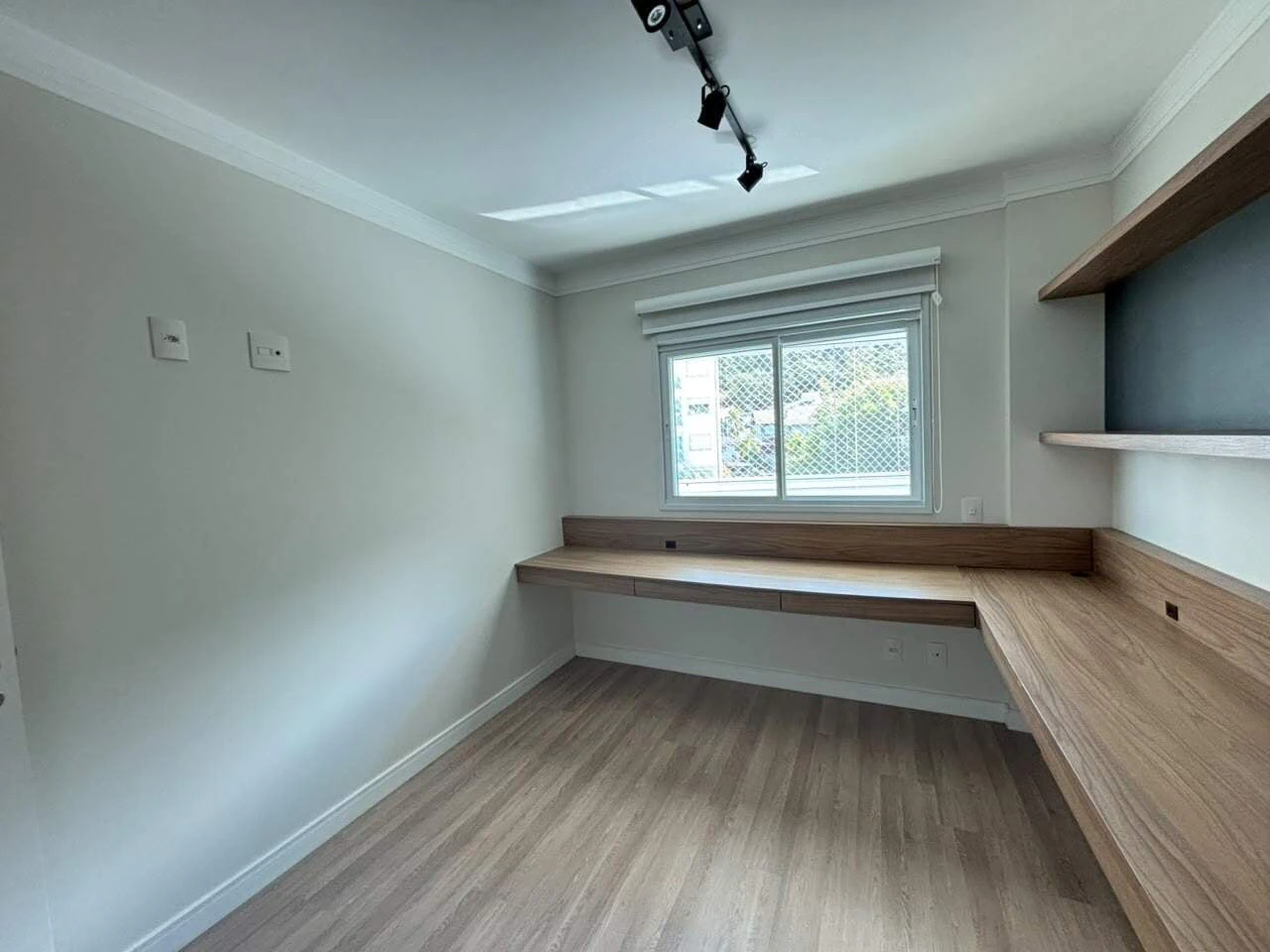 Glass-enclosed balcony in a 4-bedroom apartment, 127 m² — photo 16