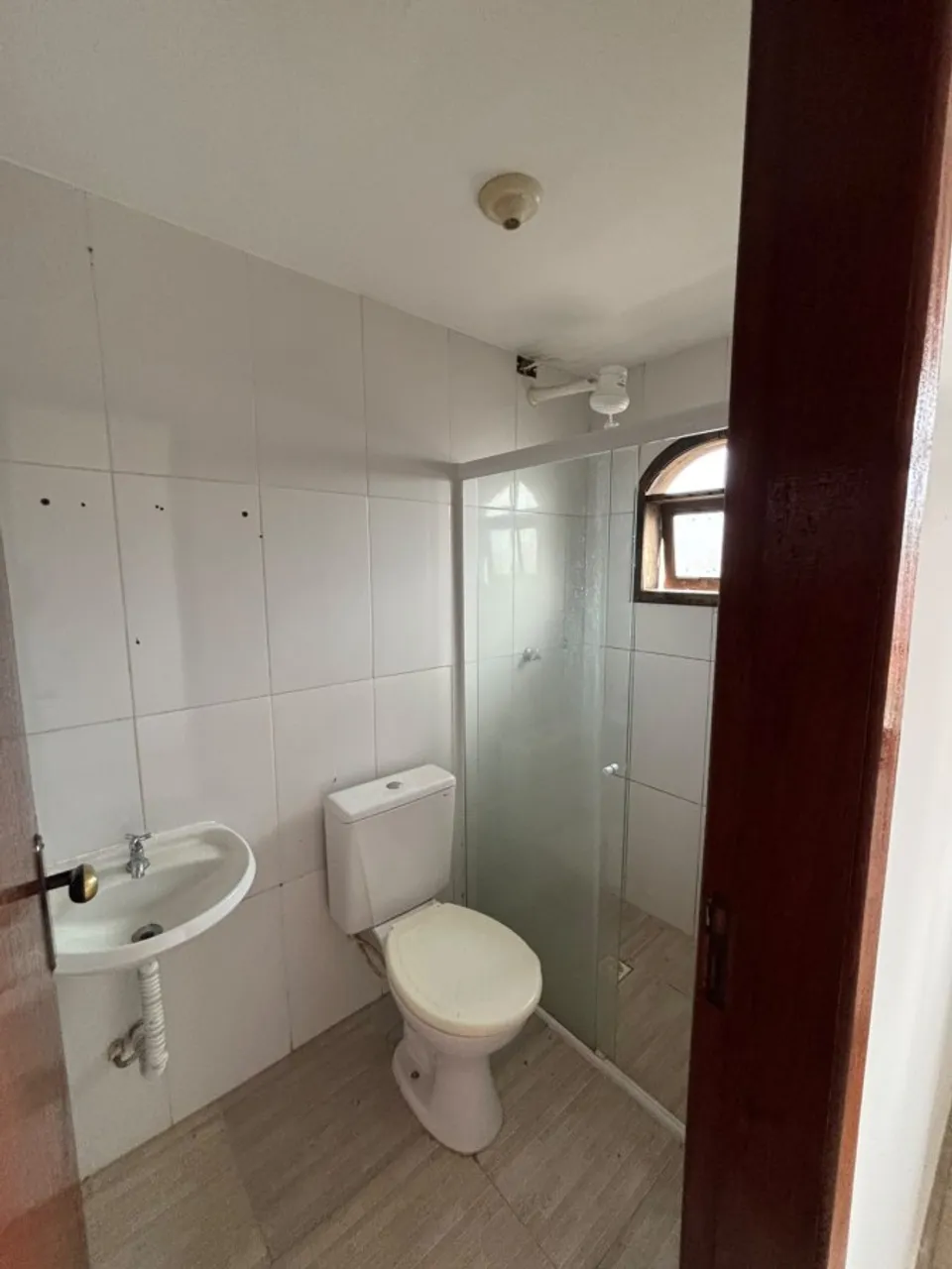 3-bedroom house with 3 bathrooms and glass showers — photo 12