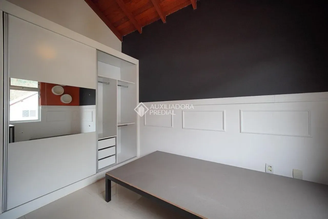 Walk-in closet in a 3-bedroom house, 140 m² — photo 8