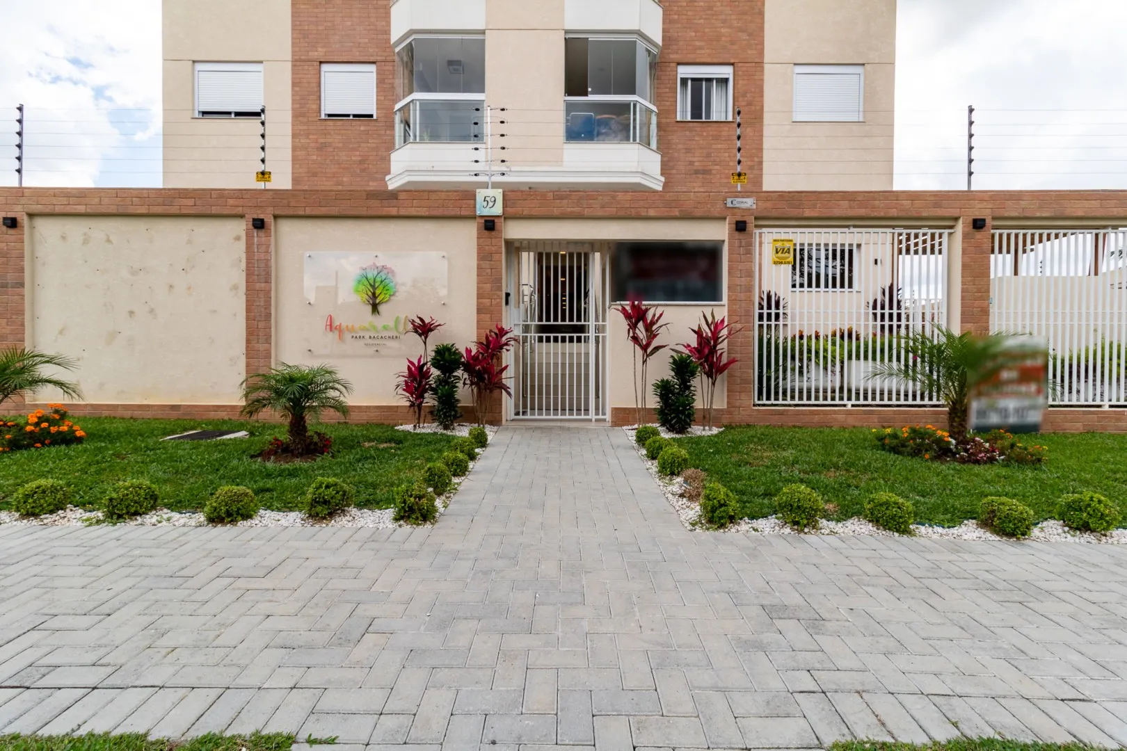 Balcony with a grill in a 2-bedroom apartment, 59 m² — photo 42
