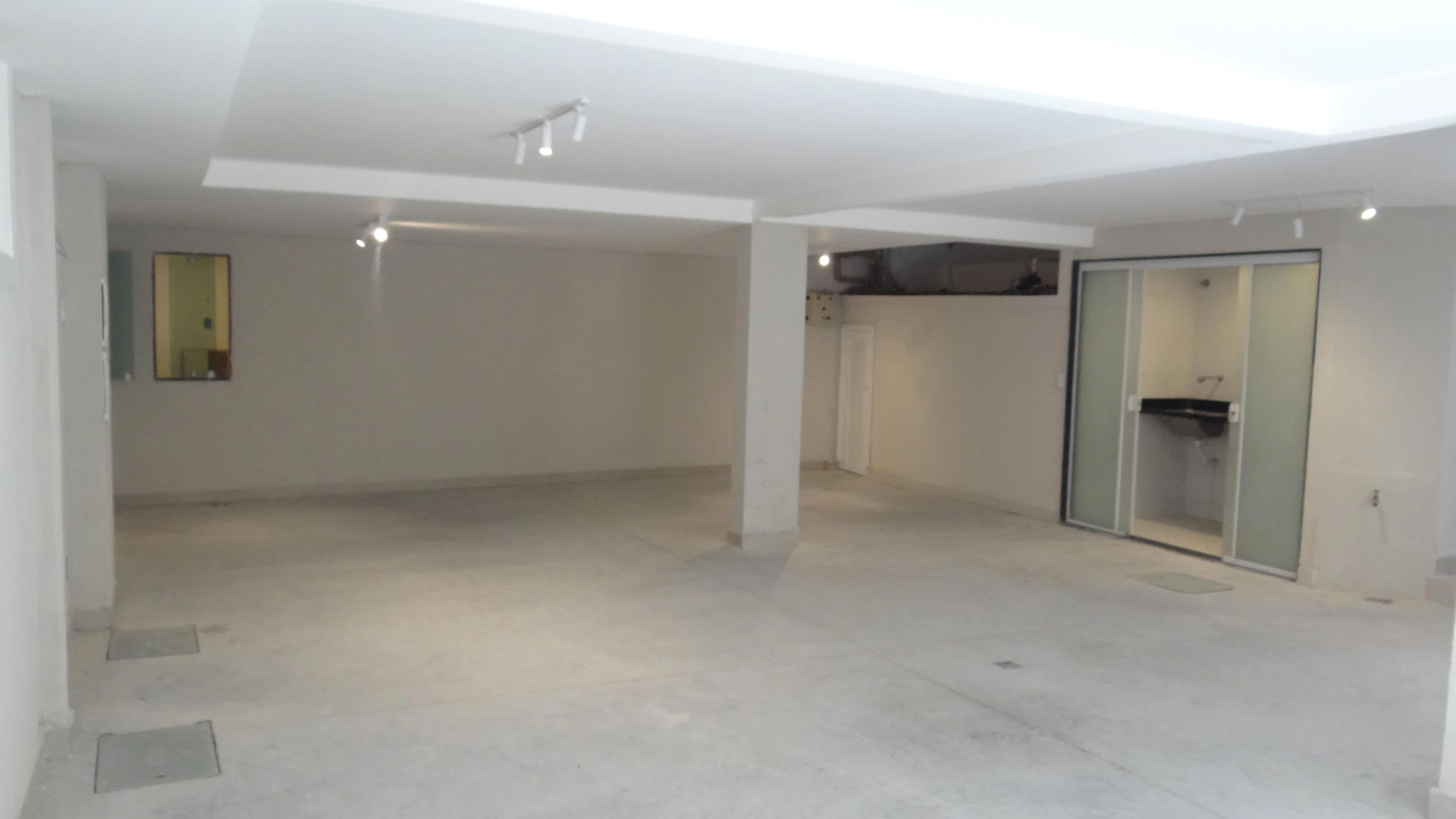 Casa de 384 m² com janelas do piso ao teto e varanda gourmet — photo 30